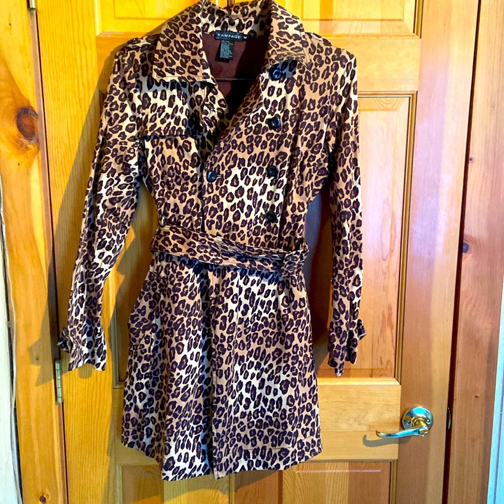 Beautiful leopard trenchcoat for fall weather